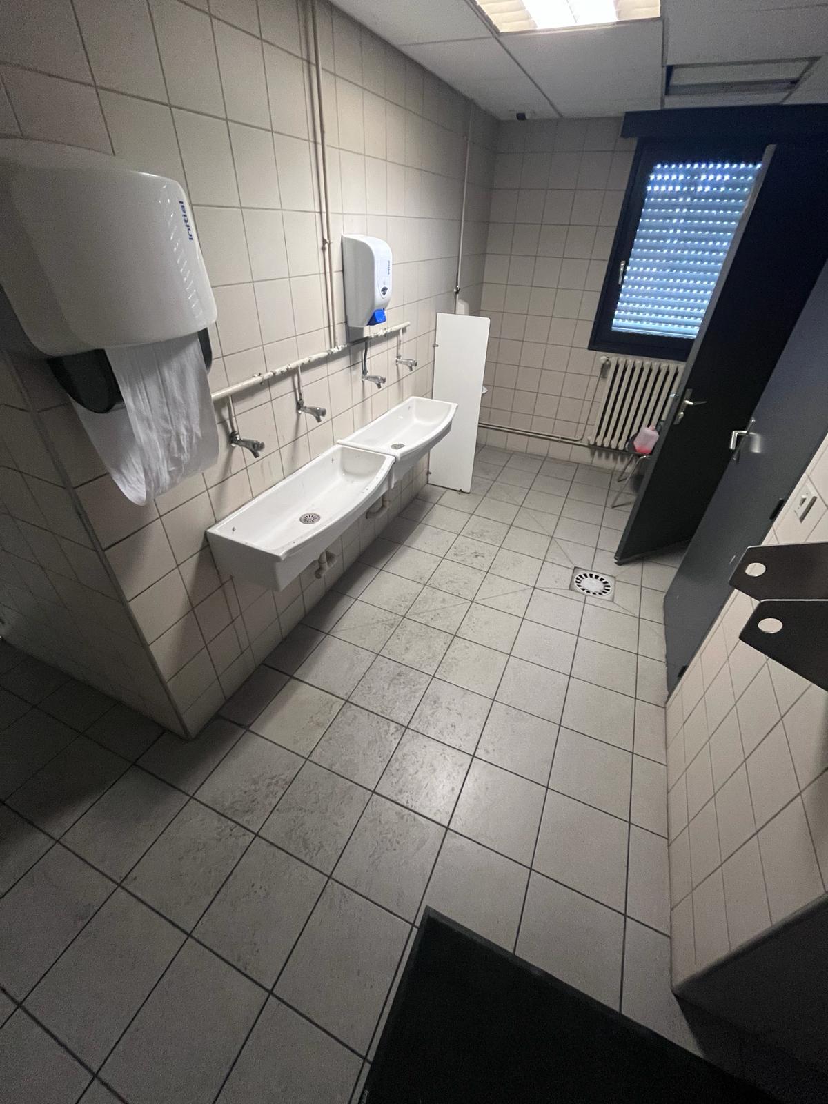 Deuxième salle sanitaire avant
