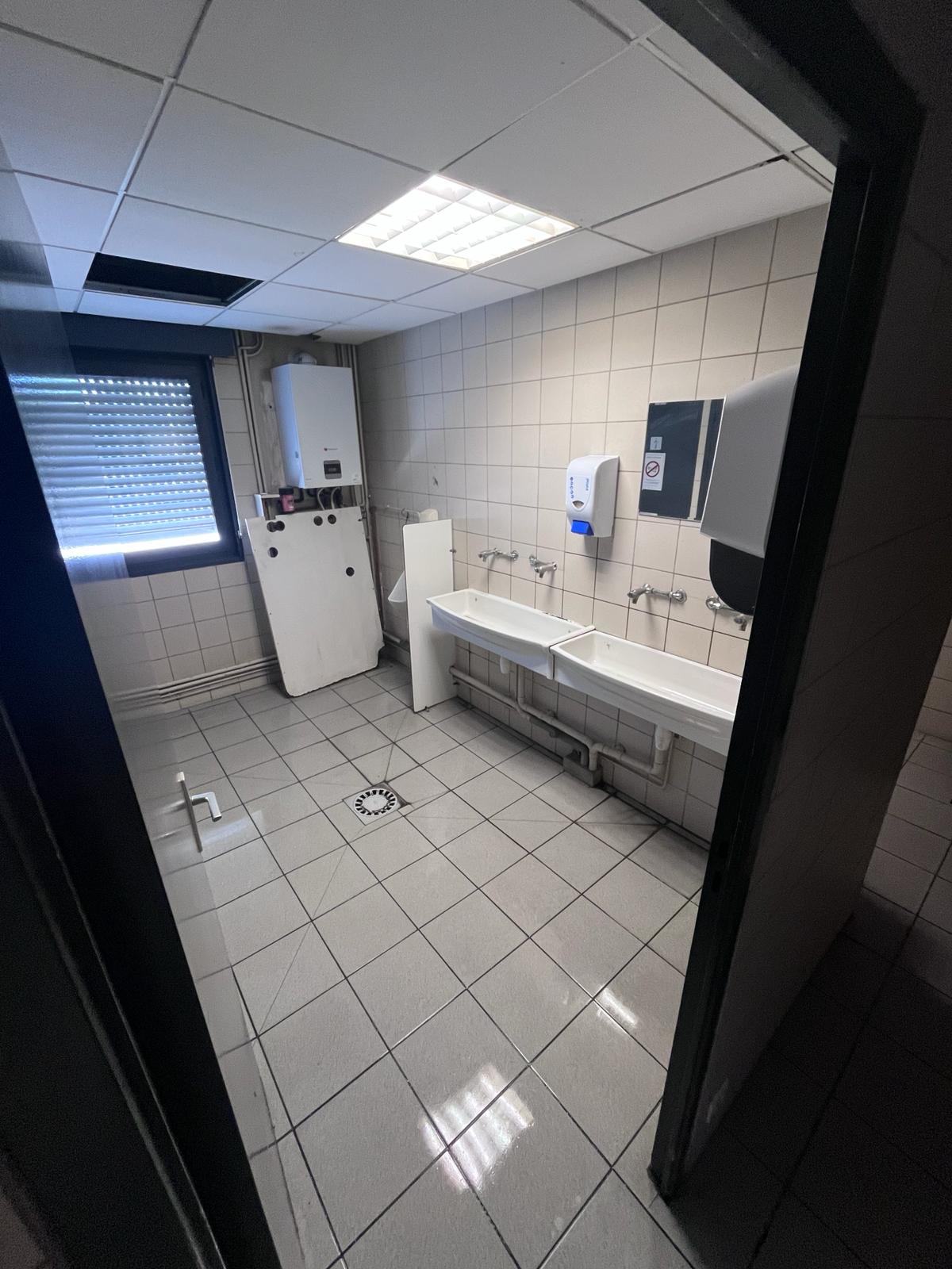 Salle sanitaire après nettoyage